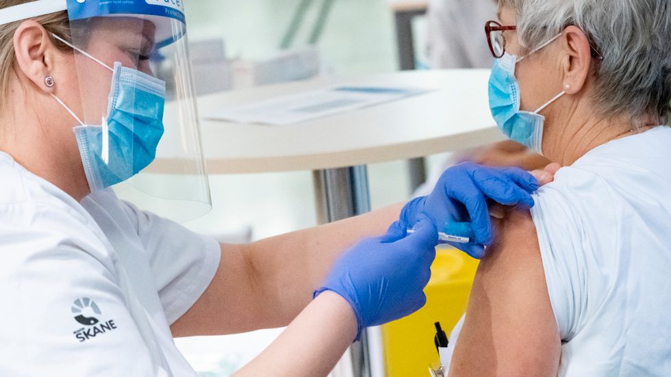Trots förseningen hinner 7,3 miljoner svenskar få vaccin till slutet av juni, enligt SvD:s sammanställning.