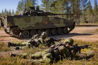 Svenska soldater i skyttelinje på Rovajärvi skjutfält norr om polcirkeln.