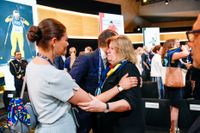 Kronprinsessan Victoria och Gunilla Lindberg, generalsekreterare för Sveriges olympiska kommitté, deppar i Lausanne efter beskedet att OS 2026 ska avgöras i Milano-Cortina.