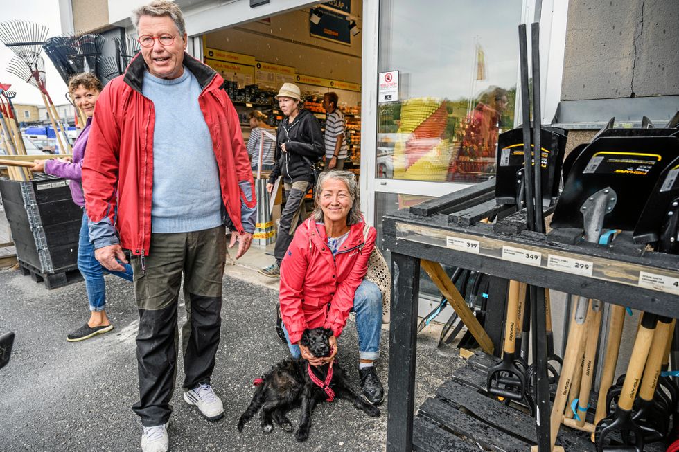 Jan Ribbhagen och Lisa Eriksson har haft mer tid än någonsin under pandemin, exempelvis har de haft tid att skaffa hundvalpen Alice. 