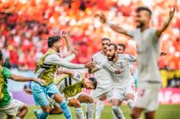 Irans spelare jublar efter ett av de sena segermålen.