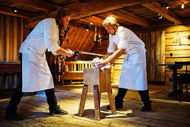 Här sågar han och Johnny Fredriksson av ett koben för att få ut märgen. Till Fäviken uppe i Järpen vallfärdar matintresserade från hela världen och Magnus Nilsson har blivit något av ansiktet utåt för det nya moderna nordiska köket.