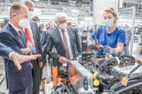 Volkswagens koncernchef Herbert Diess (till vänster) studerar hur modellerna ID.3 och ID.4 byggs på Volkswagens elbilsfabrik i Zwickau.