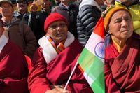 En man viftar med den indiska flaggan för att fira att Ladakh blivit en egen delstat i Indien.
