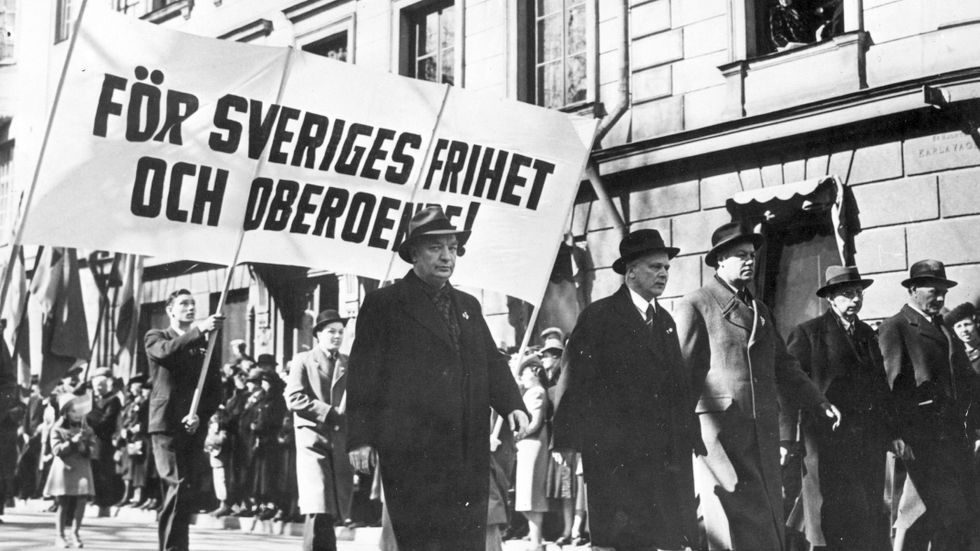 Statsminister Per Albin Hansson leder det socialdemokratiska demonstrationståget första maj 1940. 