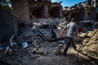 En man passerar rasmassorna efter förstörda hus i den azeriska staden Gjandzja i tisdags.