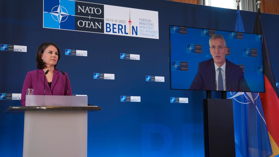 Tysklands utrikesminister Annalena Baerbock och Natos generalsekreterare Jens Stoltenberg (på länk från Bryssel) vid söndagens presskonferens i Berlin.