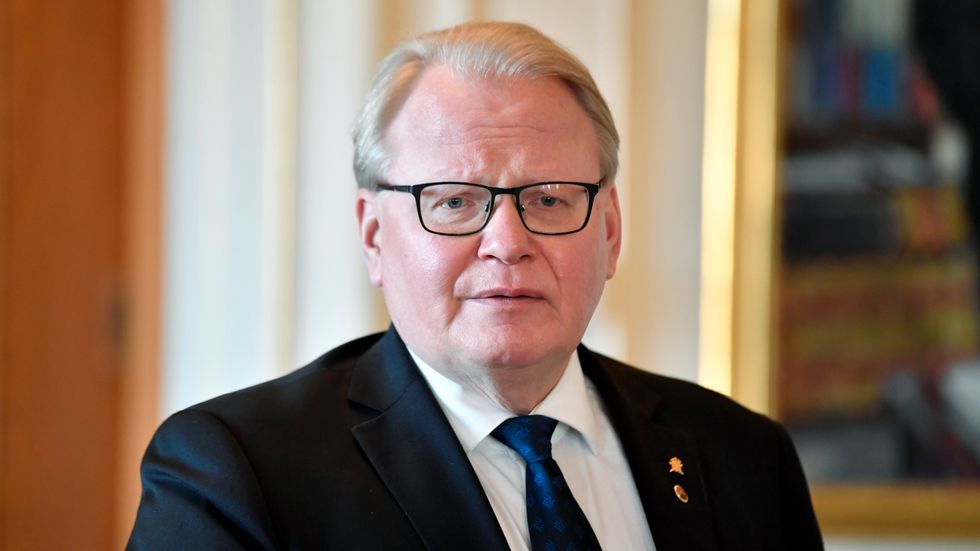 Försvarsminister Peter Hultqvist (S) kallar in försvarsberedningen för att diskutera förskott till försvaret i vårbudgeten. Arkivbild.