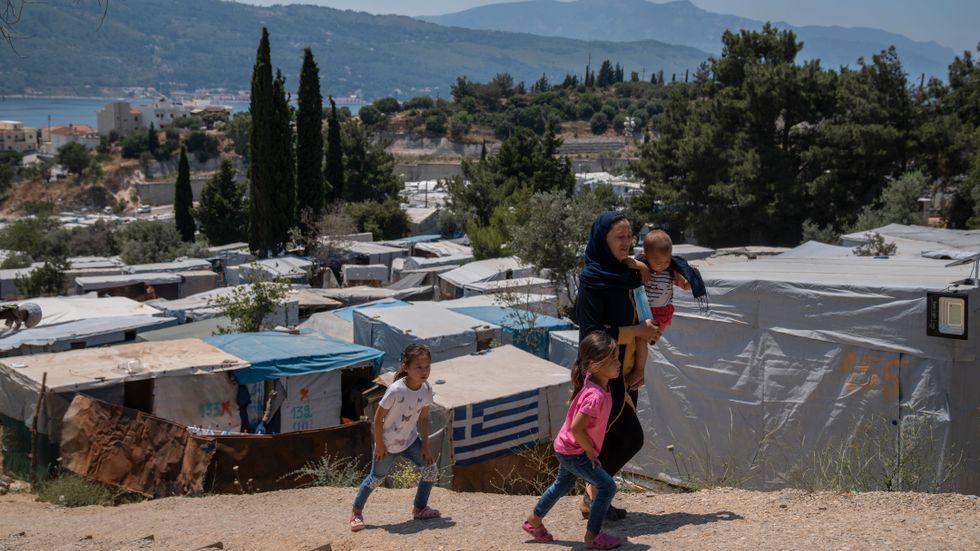 En kvinna från Afghanistan med sina tre barn i ett flyktingläger på Samos i Grekland. Bilden är från den 11 juni.