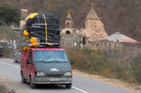 En fullastad minibuss kör förbi det armeniska 800-talsklostret Dadivank i Kalbajar, ett område som tillsammans med andra delar i och omkring den omstridda regionen Nagorno-Karabach lämnades över till Azerbajdzjan inom ramen för ett fredsavtal mellan armeniskstödda separatister och regeringen i Baku.