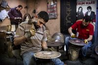 Tillverkningen av cymbaler är ett hantverk som tar lång tid att lära sig. Smederna hamrar fram formen för hand, vilket innebär att varje cymbal har sin egen klang. Istanbul Mehmets instrument är världsberömda och har kunder som gynnas av lirans fall.