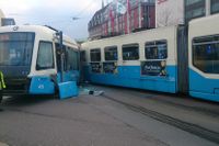 Två spårvagnar har kolliderat nära centralstationen i Göteborg.