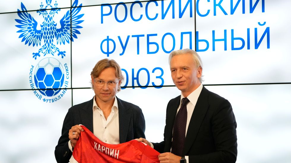 Valerij Karpin, rysk förbundskapten, till vänster, och ryska fotbollförbundets ordförande Alexander Djukov. Ryssland hotar att lämna Uefa för att runda avstängningen från internationell fotboll.