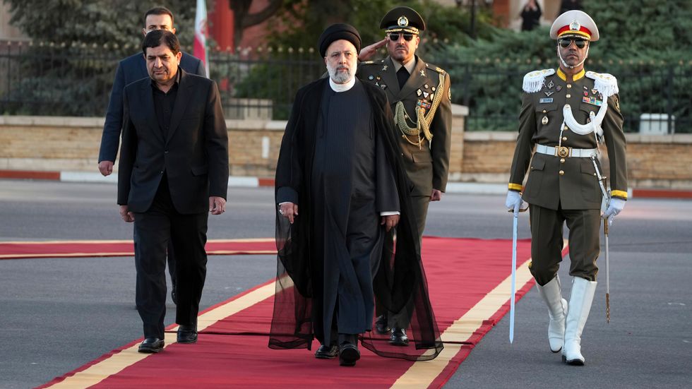 Irans president Ebrahim Raisi (mitten) är på väg till New York, där han ska tala inför FN:s generalförsamling. Här hålls en ceremoni inför hans avresa i Teheran på måndagsmorgonen.