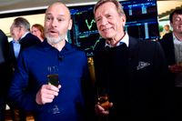 Volvos finanschef Björn Annwall och vd Håkan Samuelsson firar. Bilden från börsintroduktionen i höstas. Arkivbild.