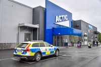 En man har skjutits ihjäl på en handelsplats i Södertälje.