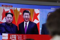 Illustration: Nordkoreas och Kinas ledare på tv-skärm.