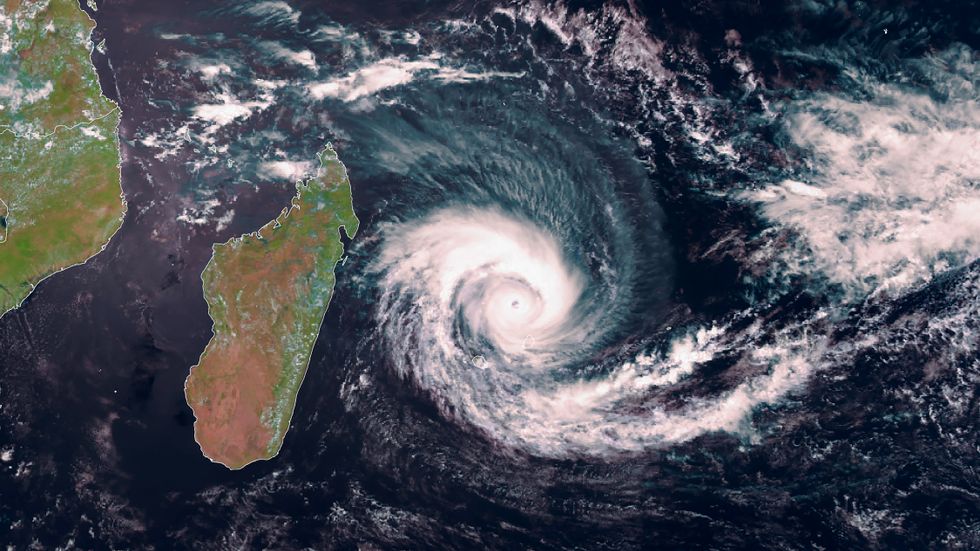 Den tropiska cyklonen Batsurai rör sig västerut.