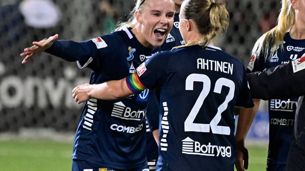 Linköpings Stina Lennartsson och Linköpings lagkapten Olga Adela Ahtinen jublar efter en match i damallsvenskan som Telias kunder nu ser ut att gå miste om. Arkivbild.