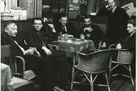 Joseph Roth (längst till vänster) i exil i Amsterdam tilsammans med nederländska konstnärer och intellektuella, 1936.