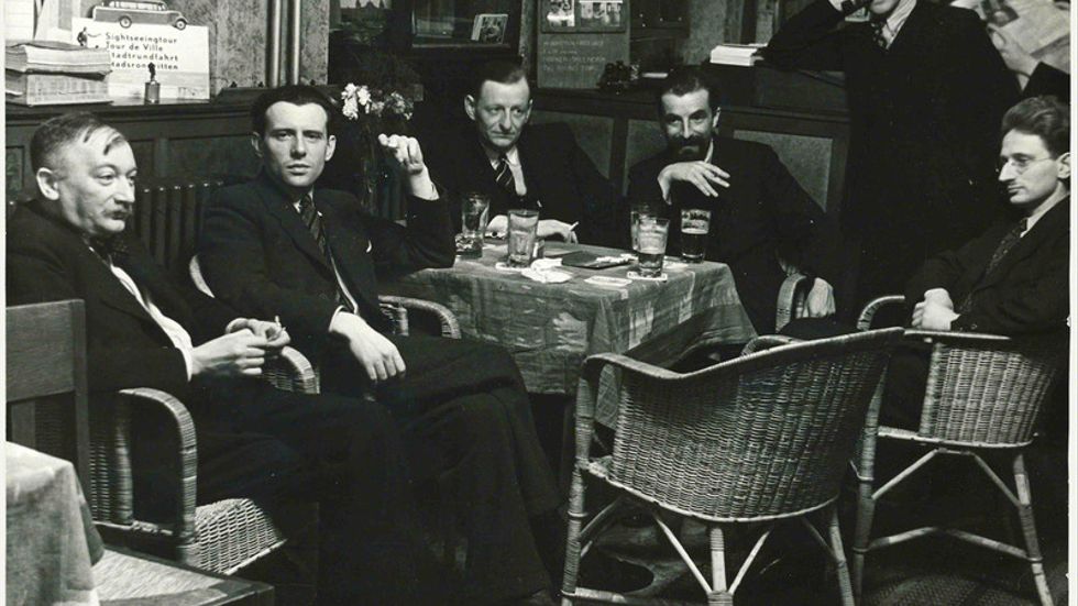 Joseph Roth (längst till vänster) i exil i Amsterdam tilsammans med nederländska konstnärer och intellektuella, 1936.