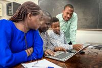  Forskare och master­studenter vid University of Dar Es Salaam i Tanzania diskuterar maskin­inlärnings­metoder under ett seminarium.