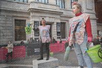 Demonstranter utklädda till städerskor protesterar mot att oljebolag får putsa på sin image genom att sponsra Science Museum i London.