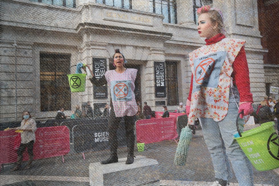 Demonstranter utklädda till städerskor protesterar mot att oljebolag får putsa på sin image genom att sponsra Science Museum i London.