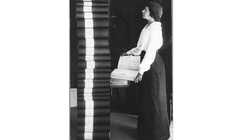Elin Wägner inför de 350 000 underskrifter som samlades in 1913–14 till stöd för kvinnlig rösträtt.