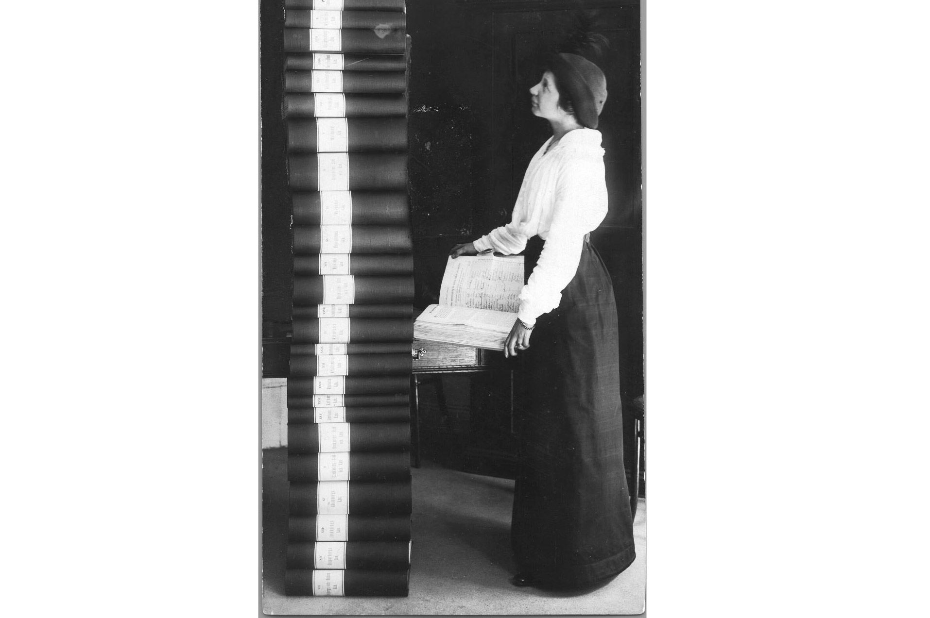 Elin Wägner inför de 350 000 underskrifter som samlades in 1913–14 till stöd för kvinnlig rösträtt.