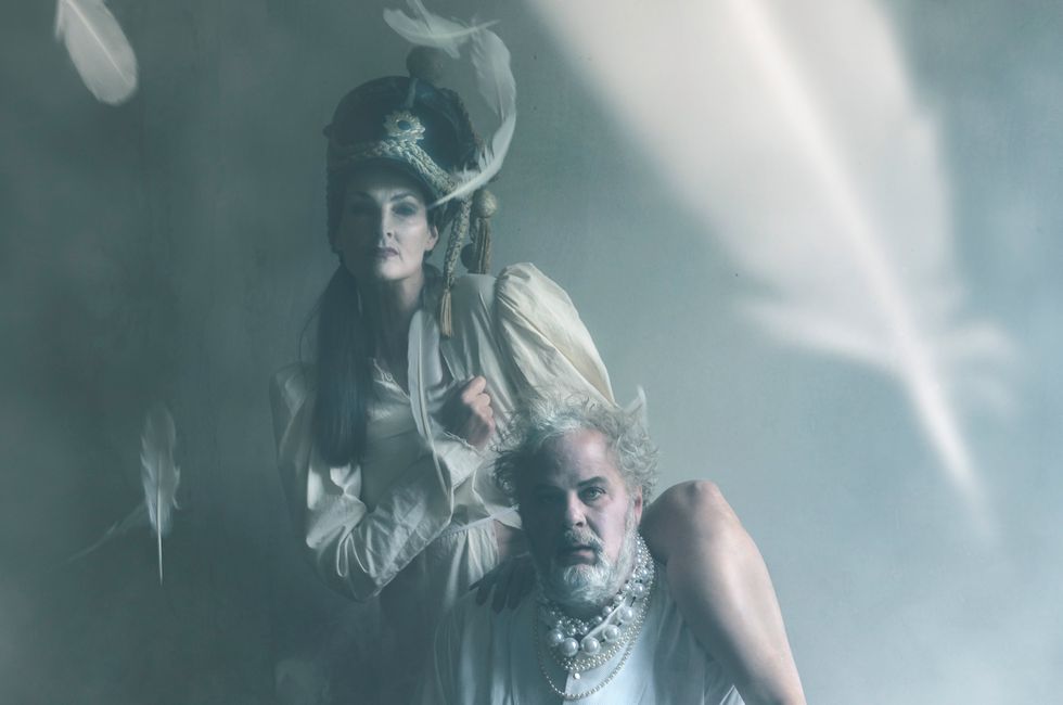 Charlotte Engelkes och Göran Martling spökdinerar med Strindberg.
