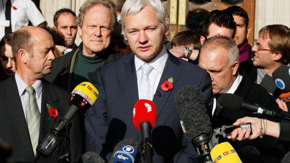 Julian Assange utanför High Court in London den 2 november efter beslutet att han ska utlämnas till Sverige.