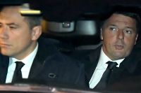 Matteo Renzi på väg till presidenten Sergio Mattarella.