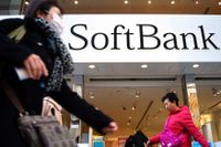 Japanska Softbank säljer en del av sina aktier i Softbank Corp för motsvarande runt 120 miljarder kronor. Arkivbild.