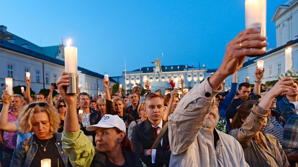 Protester mot lagförslaget utanför presidentpalatset i Warszawa under tisdagen. Arkivbild.