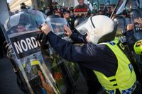 Demonstranter från Nordiska motståndsrörelsens (NMR) konfronteras av kravallpoliser vid demonstrationen i centrala Göteborg 2017.