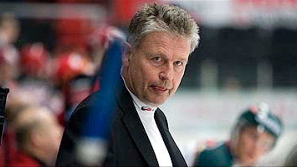 Frölunda sparkar tränaren Per Bäckman.