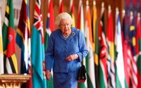 Brittiska kungahuset vill gärna bli betraktat i första hand som en familj – med drottningen som den vänliga matriarken med handväskan.