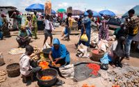 Människor handlar på en marknad i Lagos, Nigeria, den 7 september. 