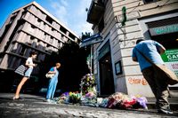 Blommor på platsen där en polis knivdödades i Rom.