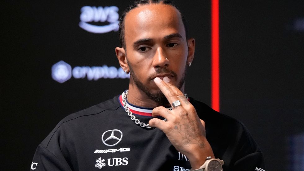 Hamilton kritiserade det egna laget efter VM-premiären i Bahrain.