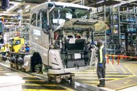 I en stadig ström rullar lastbilarna fram längs det 500 meter långa löpande bandet i Tuvefabriken, AB Volvos stora produktionsanläggning. Varje dag tillverkas 140 fordon.