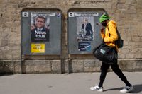 Valaffischer i Paris för finalkandidaterna Emmanuel Macron och Marine Le Pen inför den avgörande omgången i presidentvalet. Arkivfoto.