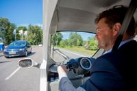 För att spara vikt saknar det lilla fordonet dörrar. Göran Folkesson sitter bakom ratten.