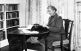 Agatha Christie (1890–1976) vid sitt skrivbord 1946.