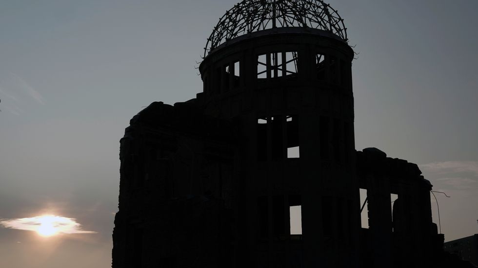 Det har idag gått 75 år sedan en atombomb sprängdes över staden Hiroshima i Japan. På bilden syns fredsmonumentet i staden, av japanerna kallat Genbaku Dome. 