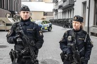 Poliserna Johan Bergquist och Katja Nyholm utanför Hillelskolan.