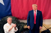 USA:s expresident Donald Trump tillsammans med den republikanske partikollegan och Texasguvernören Greg Abbott (till vänster) nära den amerikanska gränsen mot Mexiko på söndagen.