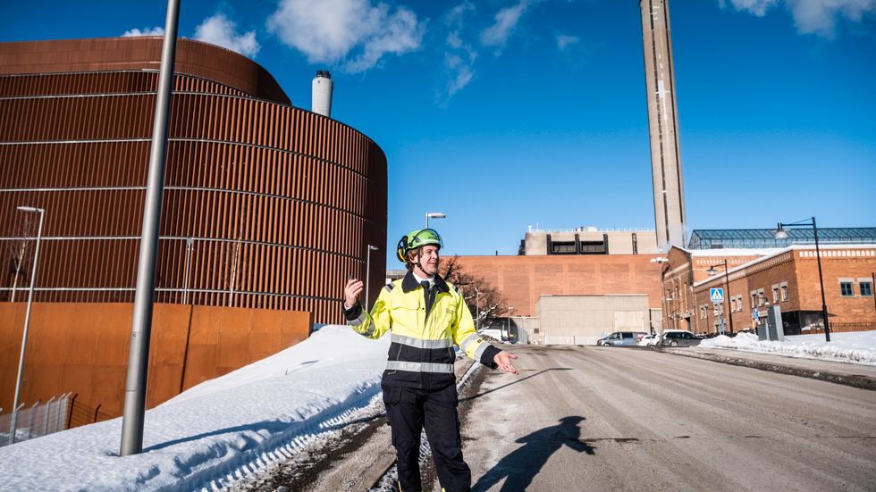 Fabian Levihn, forskningschef på Stockholm Exergi framför Värtaverket där den nya tekniken ska utforskas.
