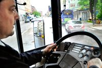 Fabrizio Fidani kör 62:ans buss i Stockholmstrafiken bland bilar och cyklister.